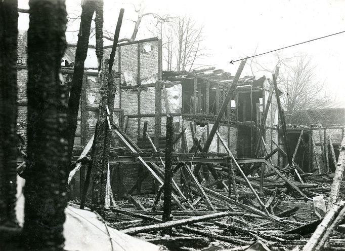 Požár Divadla Uranie v roce 1946. Archivní snímek z historie Hasičského záchranného sboru v Praze.