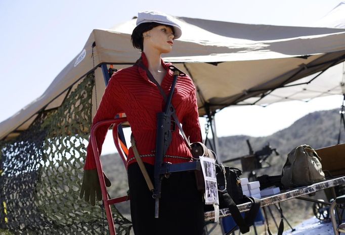 A mannequin is displayed with a gun during the Big Sandy Shoot in Mohave County, Arizona March 22, 2013. The Big Sandy Shoot is the largest organized machine gun shoot in the United States attended by shooters from around the country. Vintage and replica style machine guns and cannons are some of the weapons displayed during the event. Picture taken March 22, 2013. REUTERS/Joshua Lott (UNITED STATES - Tags: SOCIETY) Published: Bře. 25, 2013, 3:34 odp.