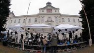 Televizní štáby před soudní budovou v St. Poeltenu.