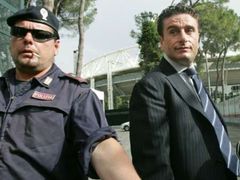 Rozhodčí Massimo De Santis mohl pískat utakání mistrovství světa v Německu. Místo toho čelí v Římě obvinění z korupce a ovlivňování fobalových zápasů v italské Sérii A (sezóna 2004/2005).