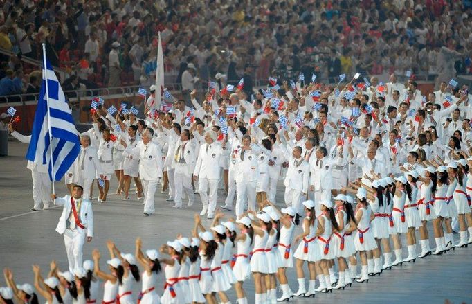 Řečtí sportovci nastupují na plochu Ptačího hnízda. Vlajku nese Ilias Iliadis.