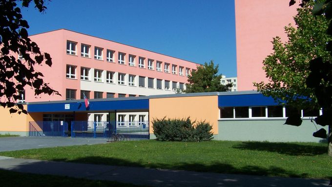 V ZŠ Pardubice - Dubina (Erno Košťála) byl azbest zjištěn v konstrukcích odpadů.