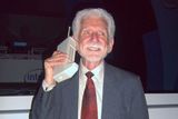 Společnost Motorola začala s vývojem mobilního telefonu a potřebné infrastruktury na přelomu 60. a 70. let minulého století. První funkční prototyp spatřil světlo světa v roce 1973. Na obrázku Martin Cooper - šéf divize komunikačních systémů Motoroly, který v dubnu 1973 provedl vůbec první hovor v mobilní síti.