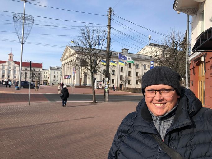 Jehven Romaněnko před budovou černihivského divala. Vedle ukrajinské tam visí také vlajka Evropské unie.