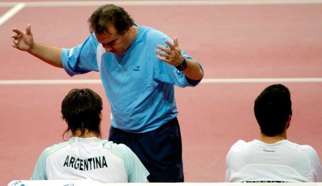 Tito Vazquez uklidňuje své svěřence na lavičce Argentiny