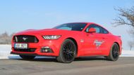 Ford Mustang při letošním testu EuroNCAP dostal jen dvě hvězdy. Ford poté sdělil, že v druhé polovině letošního roku dostane vůz přednárazový bezpečnostní asistent i asistent udržující vůz v pruzích, čímž se prý bezpečnost zlepší. Test Mustangu fastback.