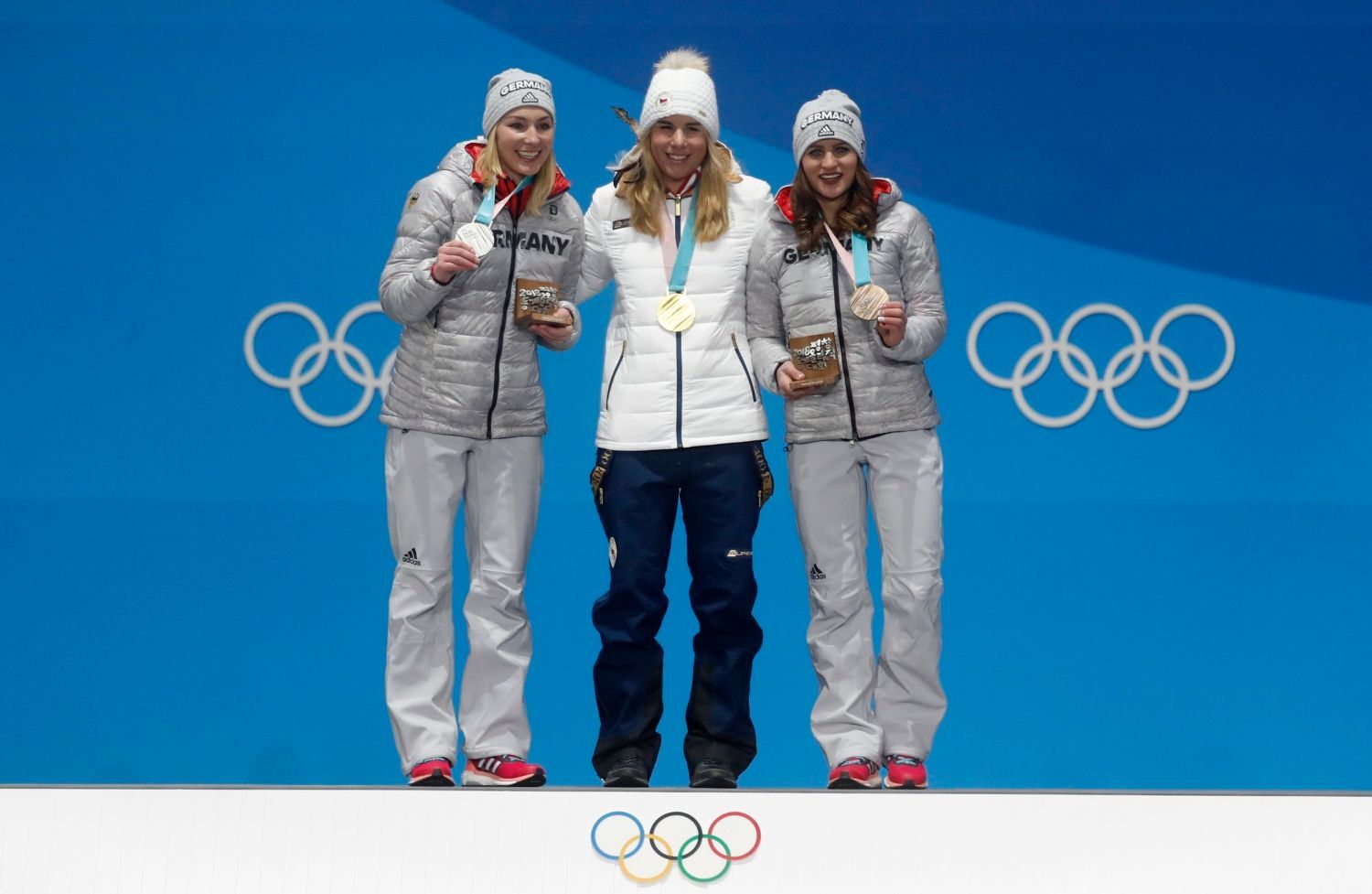 Ester Ledecká (uprostřed) se zlatou medailí z paralelního obřího slalomu na ZOH 2018