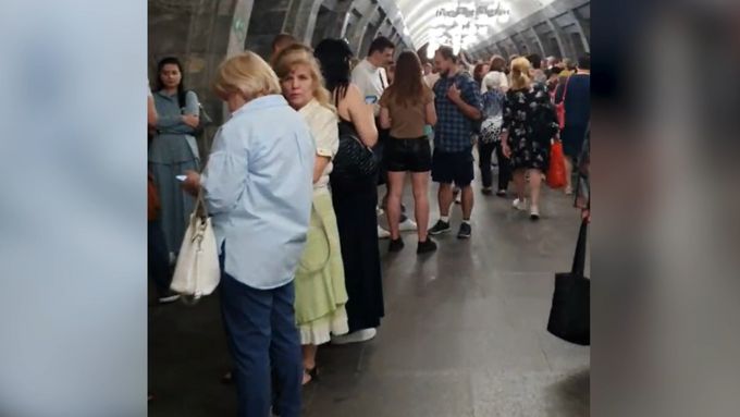 Obyvatelé Kyjeva se před ruskými nálety skrývali v metru