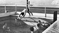 Posádka lodi měla pro rekreační užití k dispozici i bazén.