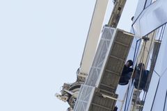 Umývačům oken hrozil pád ze 180 metrů. Přežili