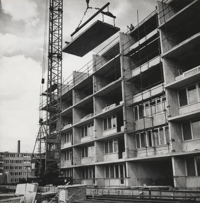 Usazování stropního panelu na sídlišti Invalidovna foto: autor neznámý, 1965, Útvar rozvoje hl. m. Prahy