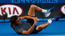 Gilles Simon padá při zápase Davidem Ferrerer.