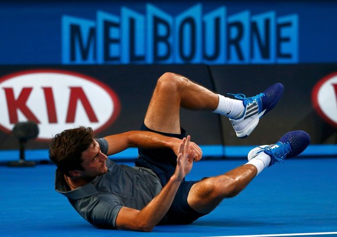 Gilles Simon padá při zápase Davidem Ferrerer.