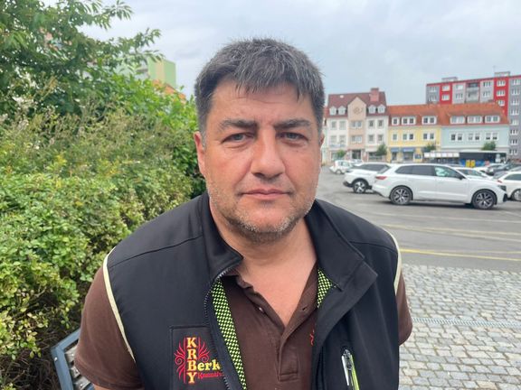 Ten lhář lidem tvrdí, že jim budou lítat pečení holuby do pusy, kritizuje Andreje Babiše na mítinku v Přešticích živnostník Martin.