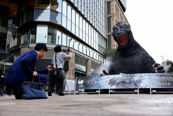 Japonci úspěch filmu Godzilla Minus One oslavují také fotkami s plastovou příšerou vystavenou v centru Tokia.