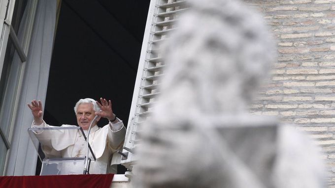 Benedikt XVI. na Svatopetrském náměstí 15. dubna 2012.