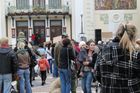 Pardubické protesty proti čemukoliv mají své tradiční místo - náměstí Republiky. Už od dob listopadové revoluce. Ostatně i tady bývalo za dávných a dávných časů mnohem více zeleně.