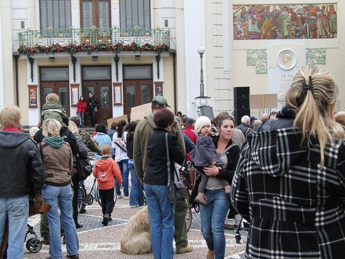 Pardubické protesty proti čemukoliv mají své tradiční místo - náměstí Republiky. Už od dob listopadové revoluce. Ostatně i tady bývalo za dávných a dávných časů mnohem více zeleně.