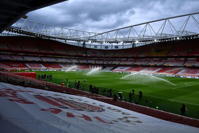 Emirates Stadium hodinu před výkopem zápasu Arsenal - Slavia