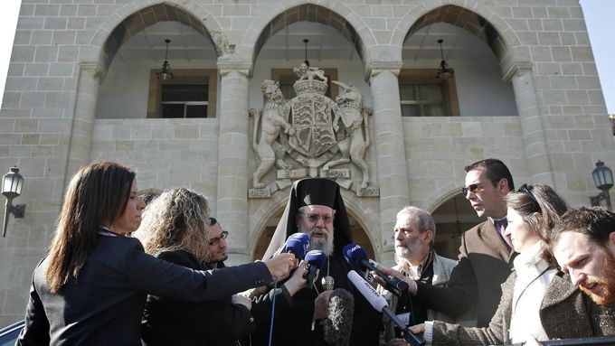 Kyperský pravoslavný arcibiskup Chrysostomos hovoří s novináři.