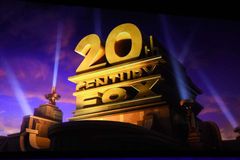 Disney končí s ikonickou znělkou 20th Century Fox. Fanfáry a světlomet však zůstávají
