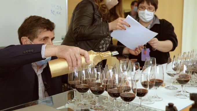 Someliéři z Bordeaux degustovali víno, které strávilo rok na oběžné dráze.