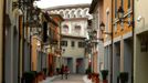 Pedestrians walk down an alley that resembles a Florentine-style street towards a building that looks like a Roman Coliseumin the Florentia Village in the district of Wuqing, located on the outskirts of the city of Tianjin June 13, 2012. The shopping center, which covers an area of some 200,000 square meters, was constructed on a former corn field at an estimated cost of US$220 million, and copies old Italian-style architecture with Florentine arcades, a grand canal, bridges, and a Coliseum-like building. REUTERS/David Gray (CHINA - Tags: SOCIETY BUSINESS) Published: Čer. 13, 2012, 5:36 odp.