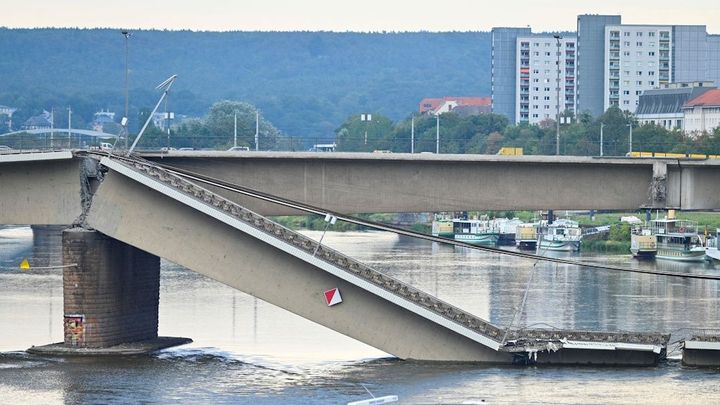 V Drážďanech se částečně zřítil důležitý most přes Labe. Nikdo nebyl zraněn; Zdroj foto: Reuters