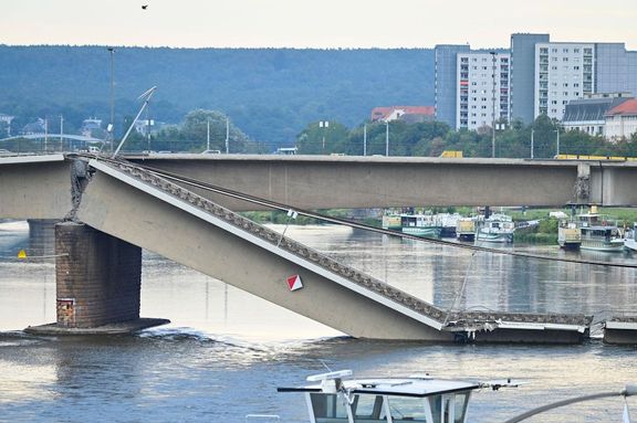 Drážďanští hasiči uvedli, že most se zřítil v délce 100 metrů.