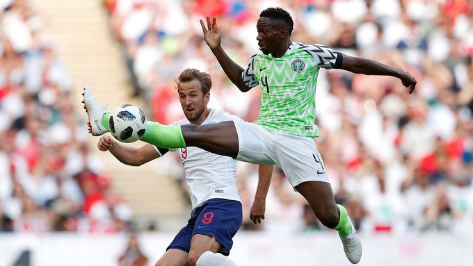 Kenneth Omeruo z Nigérie odehrává míč před anglickým kanonýrem Harrym Kanem