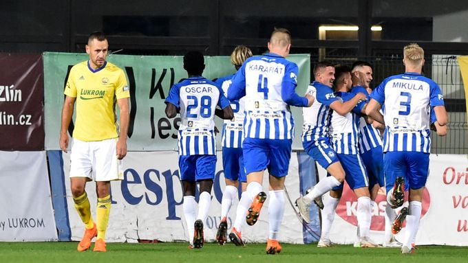 Fotbalisté Liberec oslavují se střelcem Romanem Potočným jediný gól v zápase proti Zlínu.