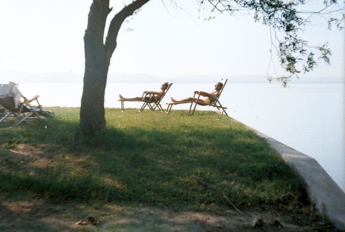 Relax u jezera Balaton, Maďarsko, rok 1938. Kolorováno