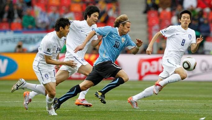 Diego Forlán se snaží prchnout korejským bekům