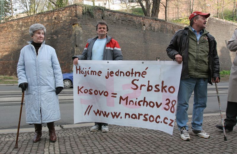 Demonstrace proti uznání samostatného Kosova před úřadem vlády