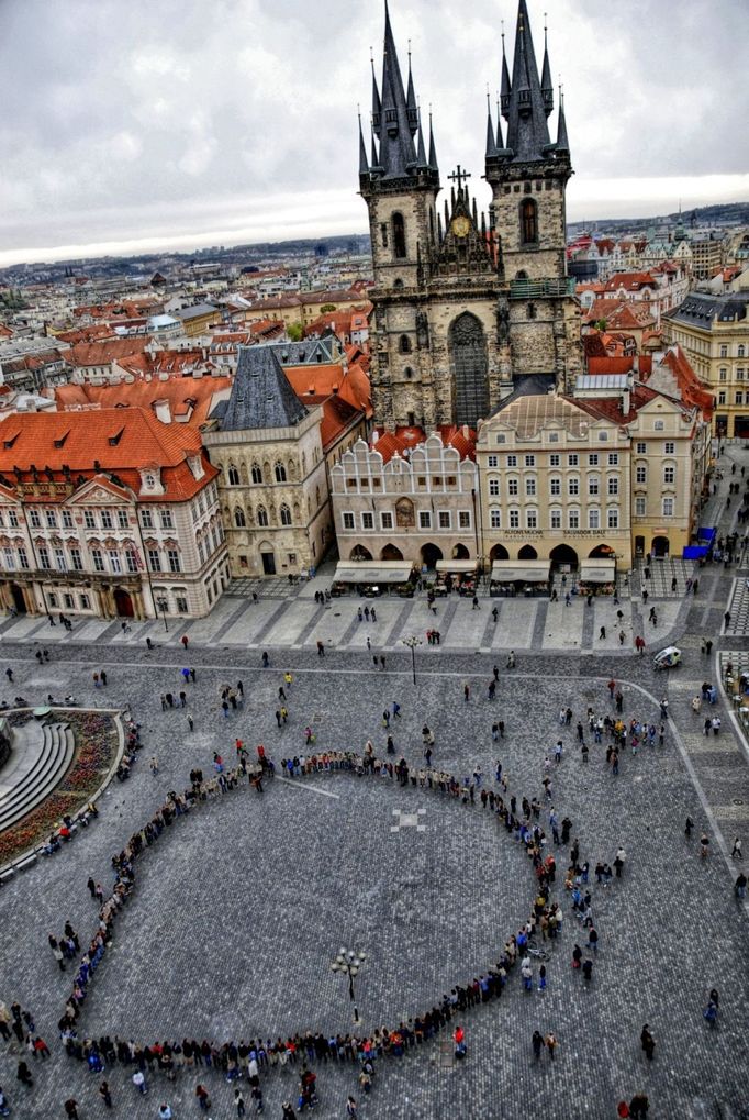 Gillwelský kruh skautů na Staroměstském náměstí.