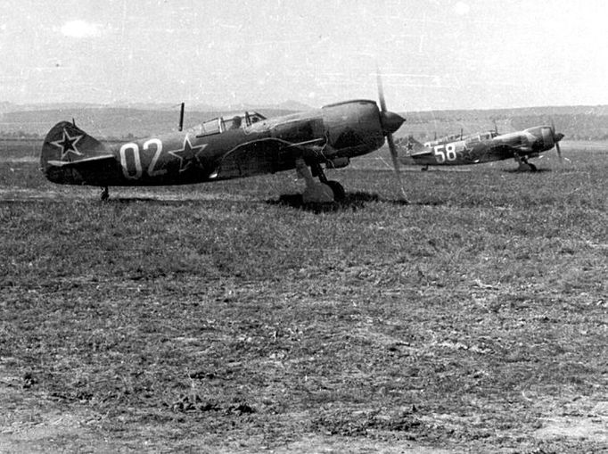 Přistání na Slovensku. František Fajtl v letadle s číslem 58 přistává spolu se dvěma zástupci jako velitel 1. československého samostatného stíhacího leteckého pluku, aby dohodl přesun pluku z Ruska na pomoc slovenskému povstání. Letiště Tri Duby u Zvolena, 15. září 1944.