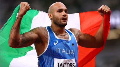 Italský sprinter Marcell Jacobs slaví vítězství v závodě na 100 metrů na olympiádě v Tokiu.