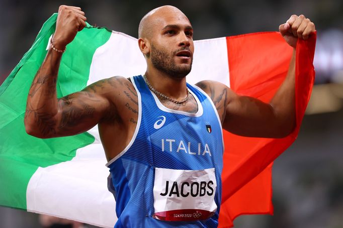 Italský sprinter Marcell Jacobs slaví vítězství v závodě na 100 metrů na olympiádě v Tokiu.