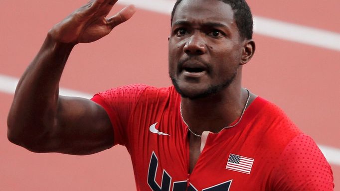 Americký sprinter Justin Gatlin se raduje z vítězství v semifinále na 100 metrů na OH 2012 v Londýně.