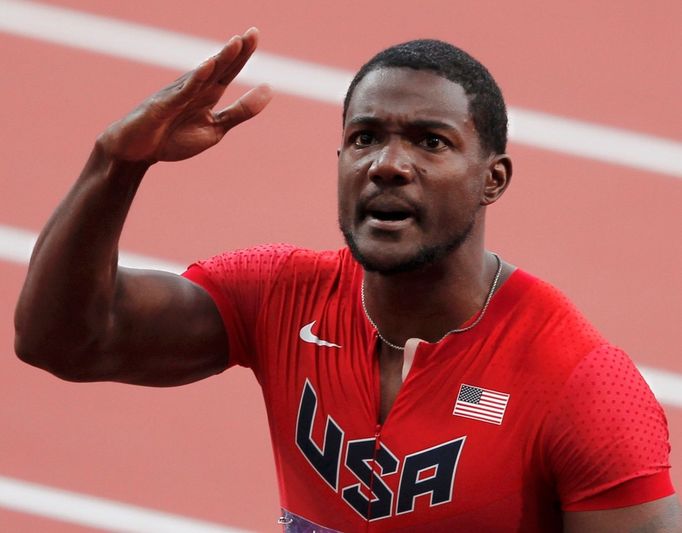 Americký sprinter Justin Gatlin se raduje z vítězství v semifinále na 100 metrů na OH 2012 v Londýně.