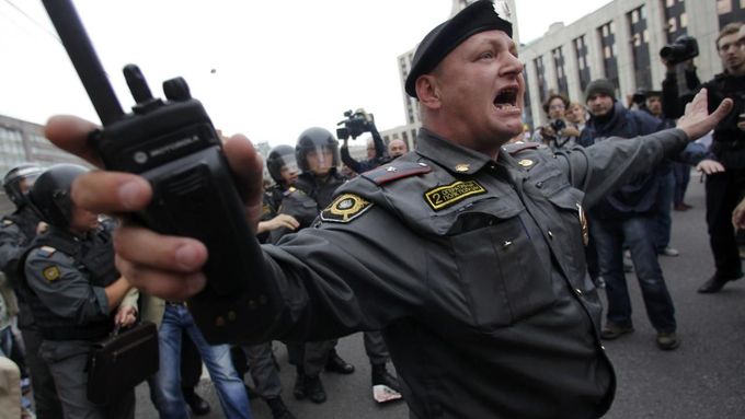 Policista se snaží urovnat potyčky mezi nacionalisty a antifašisty během protestů v Moskvě