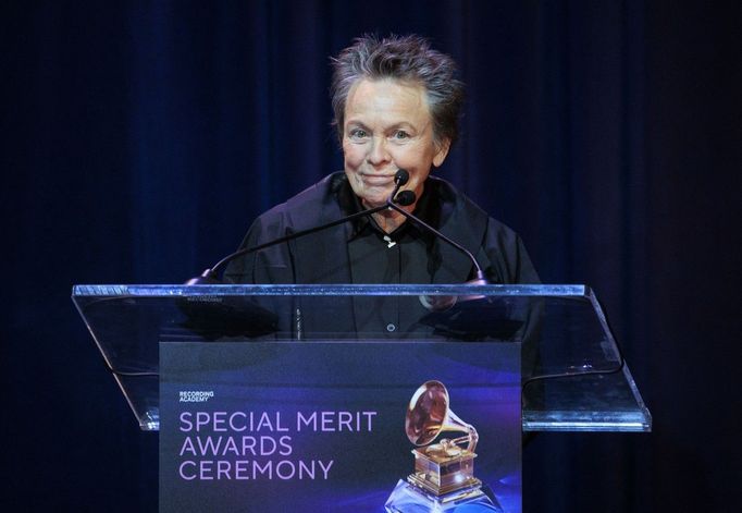 Hudebnice Laurie Anderson v roce 2024 převzala cenu Grammy za celoživotní přínos.