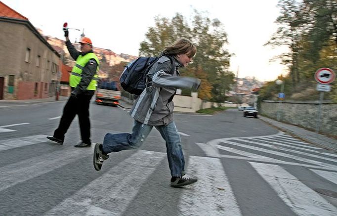 Blíží se osmá hodina a školáci spěchají do tříd. Občas pan Kestler musí kromě aut přibrzdit i divoké žáky.