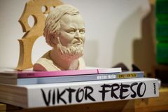 Malý člověk s velkou hlavou. Umělec Frešo v Ostravě vystavuje i předměty příbuzných