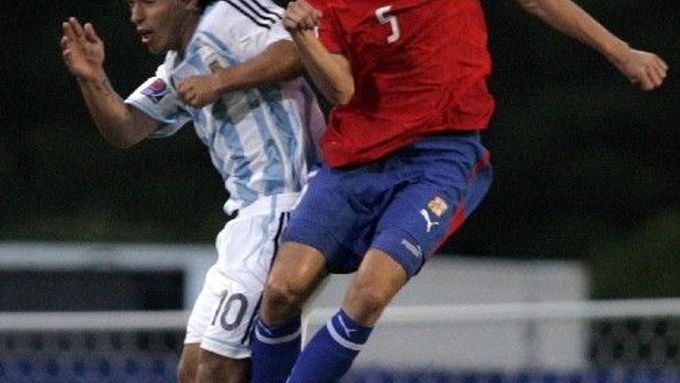 Argentinec Sergio Aguero (vlevo) ve vzdušném souboji s Janem Šimůnkem v úvodním zápase světového šampionátu fotbalistů do dvaceti let.