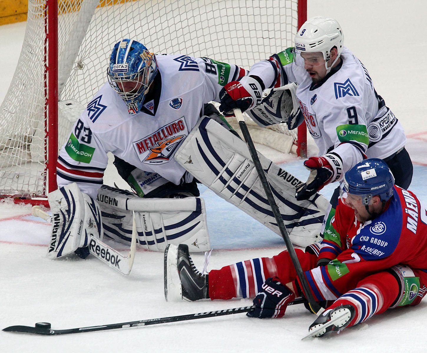 KHL, 6. finále, Lev-Magnitogorsk: Mikko Mäenpää - Vasilij Košečkin (83), Viktor Antipin (9)