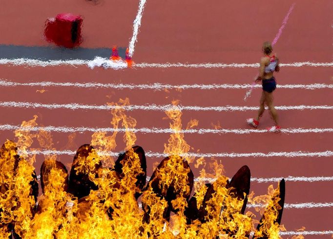 Záběr na olympijský oheň při závodě ženských sedmibojařek.