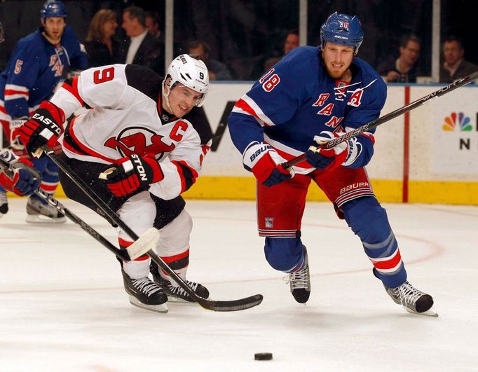 Souboj Pariseho se Staalem v zápase NY Rangers - New Jersey Devils