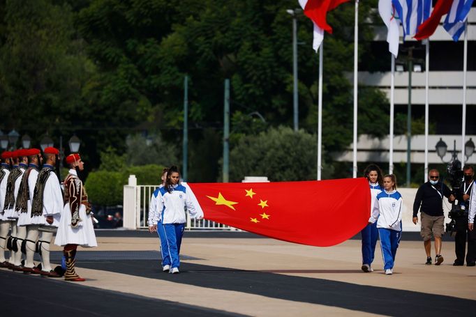 Pořadatelé zimních her v Pekingu převzali v Aténách olympijský oheň