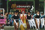 Na snímku vidíte ikonického maskota tohoto řetězce s rychlým občerstvením - klauna Ronalda McDonalda.